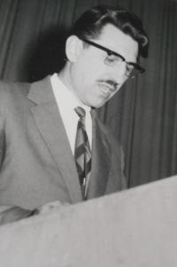 Jako mladý muž na konferenci