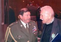 Pamětník přebírá státní vyznamenání v r. 2013