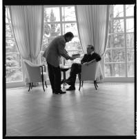 Karel s básníkem, prozaikem a politikem Jiřím Grušou