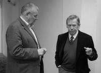 "Moc jsme se neznali. Vlastně jsme se pořádně seznámili až u tý druhý knihy, Prosím stručně." Karel o svém vztahu k Václavu Havlovi.