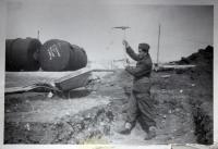 práce v PTP - zakopáváme nádrže na naftu