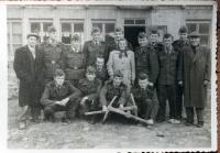 fotografie z Fulneku, pamětník třetí zleva v první řadě v podřepu