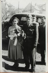 na svatbě sestry v době služby u PTP