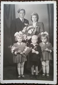 Musilová Hermina - svatební foto, syn uprostřed