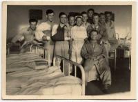 Jan Opočenský ve Střešovické vojenské nemocnici 1946 (druhý zleva)