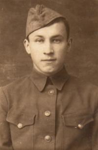 Jan Opočenský v uniformě v nemocnici v Něžinu (1944-45)