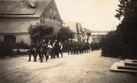 průvod Chotiněvší k výročí konce 2. světové války (těsně po válce)