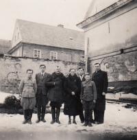 rodina Opočenských v Chotiněvsi po příjezdu rodičů v r. 1947