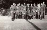 farář Jaroslav Opočenský s volyňskými vojáky z Boratína (1945-46)