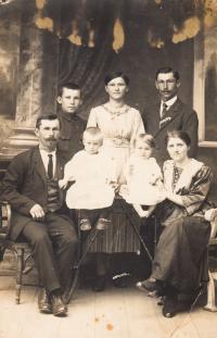 rodina Šeráková; uprostřed stojící Marie Šeráková - později maminka pamětníka