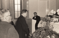 uprostřed farář Jan Dus při instalaci v kostele v Chotiněvsi v roce 1957 