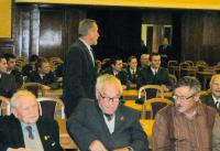 pamětník je uprostřed, vpravo je syn Jan, vlevo veterán z Boratína Radomír Vlk; Ministerstvo obrany počátek 90. let 20. stol. 
