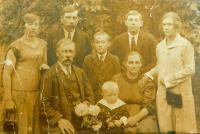 Prarodiče Liškovi se svou rodinou v Podlískách