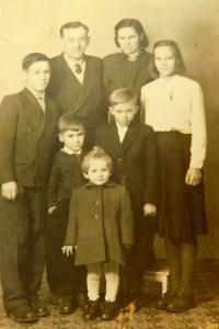 Rodina Liškova. Pamětník druhý zleva dole