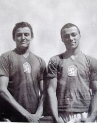 Jan Vítek spolu s kolegou kajakářem, Praha Císařská louka 1968