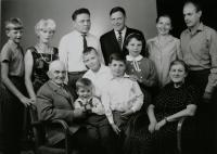 rodina Rerychova s Anatolem+Kosťou a jejich dětmi (léto 1966)