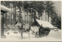 Osvald Rerych v pozadí seník sloužící jako úkryt