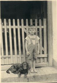 Zdeněk Rerych+jezevčík Šotek před vchodem do hájovny OBORA