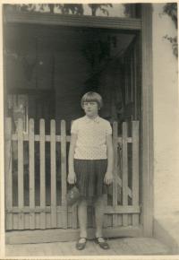 Věra Rerychová před vchodem do hájovny OBORA