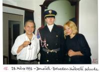 Jaroslav Proche s hradní stráží a V. Křesladlovou 1993 v zahradním domku