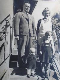Miloslav Zídka s bratrem a rodiči - na statku - 2. svět. válka