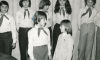 Kutláková Jiřina - vystoupení pionýrů, nejmenší dcera Jana 1975