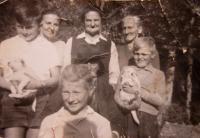 Uprostřed matka Vilhemina s dvěmi němkami z Nových Lublic