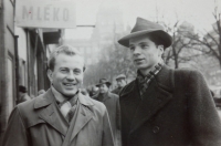 Se šéfem konstruktérů v Praze, 12. 4. 1961 -  den kdy Jurij Gagarin vzlétl jako první člověk do vesmíru (Jindřich Ťukal vpravo)