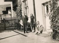 Otec, Lea a sestřenice v Pardubicích