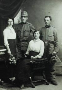 Rodina, zleva: pamětničina teta, otec, matka, strýc z matčiny strany, který padl během 1. světové, Bischofteinitz (dnes Horšovský Týn), 1914 až 1918