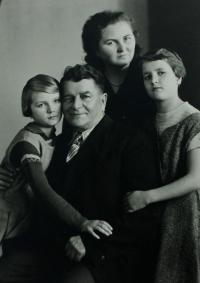 Rodinné setkání v Lipsku, zleva dcera, otec, pamětnice, neteř, 1952 až 1954
