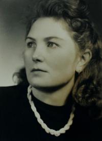 Portrétní fotografie pamětnice, Kraslicko, 50. léta