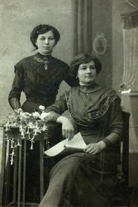 Pamětničina matka (vlevo) s kamarádkou, Kraslice, před 1. světovou válkou