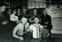 Parta nuceně nasazených Čechů pracujících v továrně vyrábějící součástky letadel v Tisové, vlevo v popředí manžel pamětnice, pravo nahoře bytné, Kraslicko, během 2. světové války