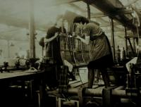 Pamětnice (vpravo) nuceně nasazená v továrně vyrábějící součástky letadel v Tisové, Kraslicko, během 2. světové války