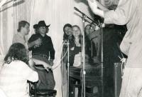 Rok 1986, uprostřed stojí Miroslavova manželka, Eva Chudejová