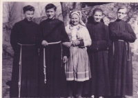 Čtyři studenti františkánského učiliště, Hájek u Prahy, 1949. Zleva Jiří Prachař, Josef Prášek s maminkou, Jan Jurčák a František Kostelanský