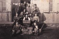 1944 - Tábor ve Friedlantu, na fotce chlapci z jedné světnice. Matěj Komosný je drobný chlapec v druhé řad úplně napravo ve světle šedém saku