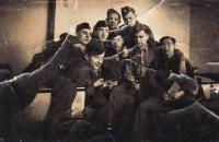 1948 - na vojně, Matěj Komosný napravo. Na fotce jenom vyučení ševci a krejčí.