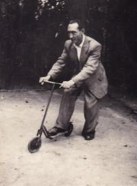1949 - Matěj Komosný teaching his nephew to ride a scooter