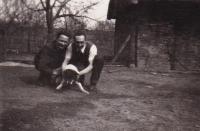 1950 - Matěj Komosný with his brother in the yard