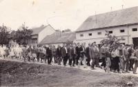 1953 - Procesí na poutní místo do Žarošic. Matěj Komosný v první třetině drobný muž vedle dveří domu (u stromu)