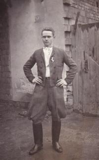 1950 - František Komosný, nejmladší bratr pamětníka na dobové fotografii v tradičním kroji ženatých mužů