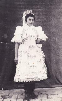 1953 - žena z Dolních Bojanovic, kamarádka od pamětníkovy manželky. Na sobě má tradiční kroj svobodné dívky, který se nosil v obci Dolní Bojanovice