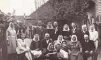 1947 - Marie Komosná, manželka pamětníka na svatbě své příbuzné. Marie stojí napravo v bílém oblečení.