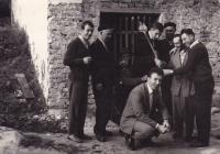 1945 - Matěj Komosný mezi kamarády před vinným sklepem v Dolních Bojanovicích. Matěj je druhý napravo v šedém saku.