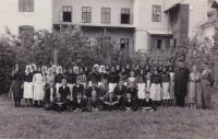 1938 - Matěj Komosný se spolužáky před ukončením obecné školy. Matěj sedí na zemi druhý napravo.