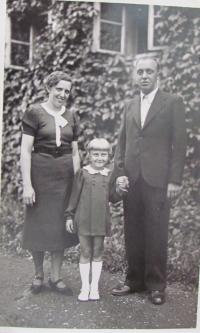 Irena Vyslyšelová with parents