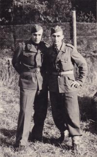1951, Vojtěch Sasín na vojně (jméno kamaráda si nevzpomíná)