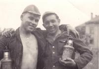 1952, Vojtěch Sasín s kamarádem Jaroslavem Skočíkem z Mutěnic